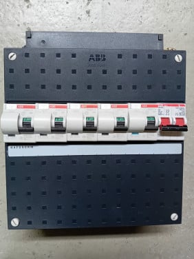 Groepenkast ABB 5 groeps 16A aardlekbeveiligd , met hoofdschak. 40 A