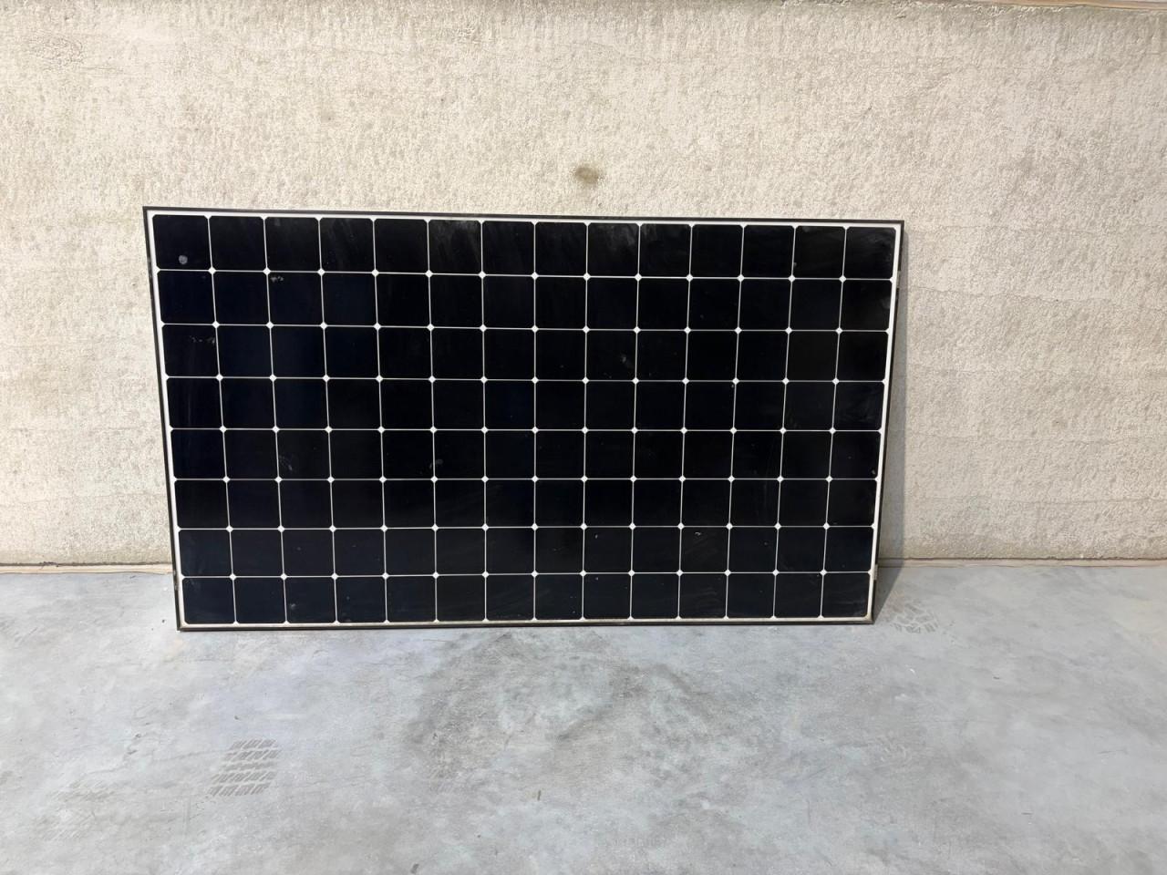 4 zonnepanelen met omvormer