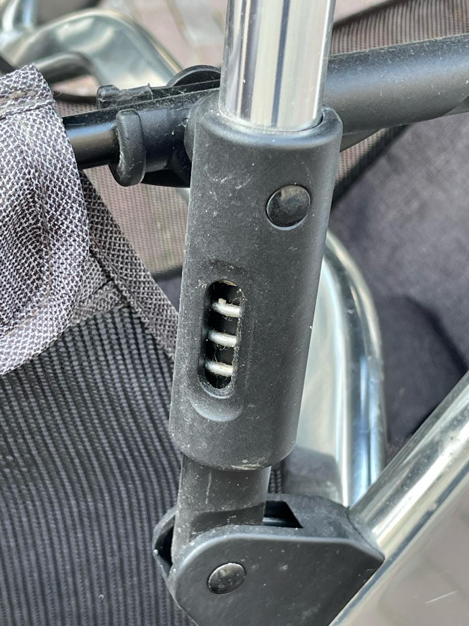 LUXE KINDERWAGEN MET VERING EN LUCHTBANDEN