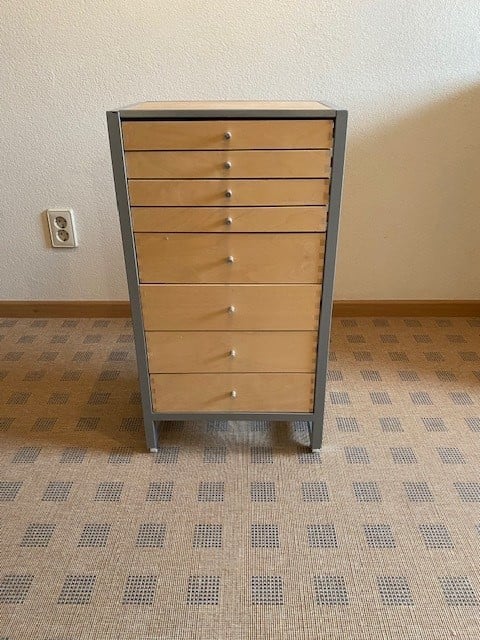 Te koop: ladekastje met verzameling schelpen/mineralen.