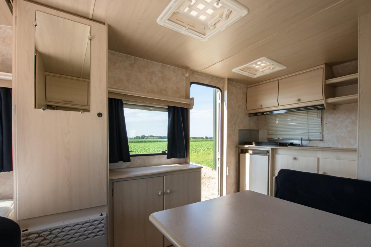 Nette caravan Caravelair Bamba de Luxe met stalling
