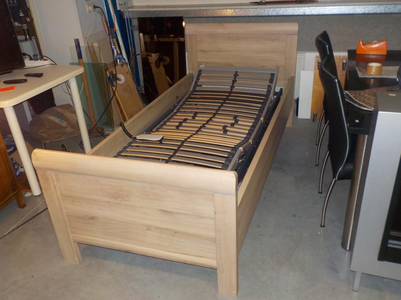 Elektrisch hoog/laag ledikant 90 x 200 cm in nieuw staat