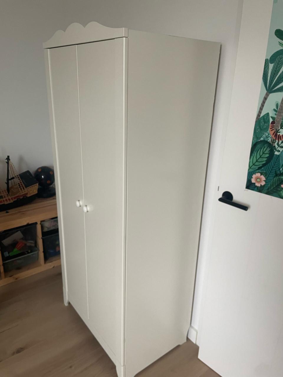Witte kinderkledingkast van ikea