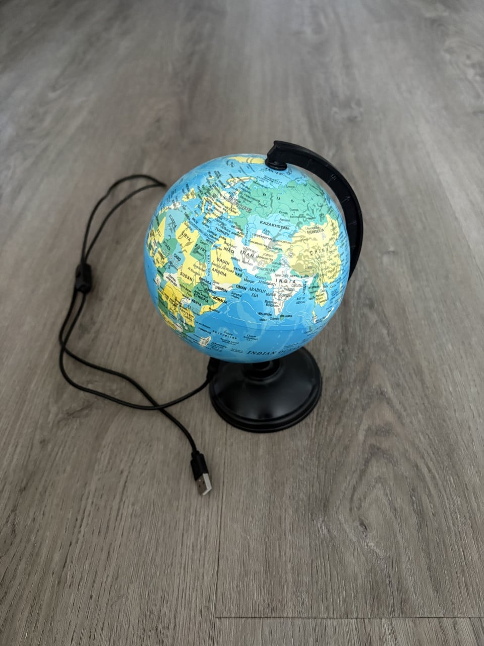 Wereldbol met usb stekker.