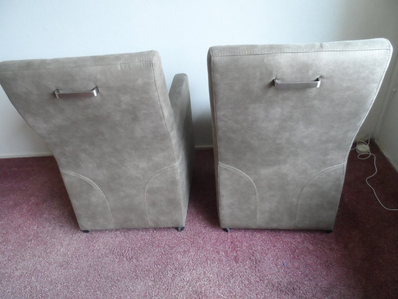 2 persoons bankje, 4 stoelen met ronde tafel, 2 fauteuils