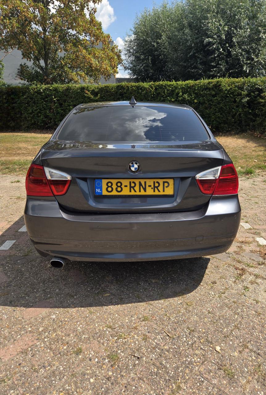 BMW 320i sedan uit 2005 in antracietgrijs.