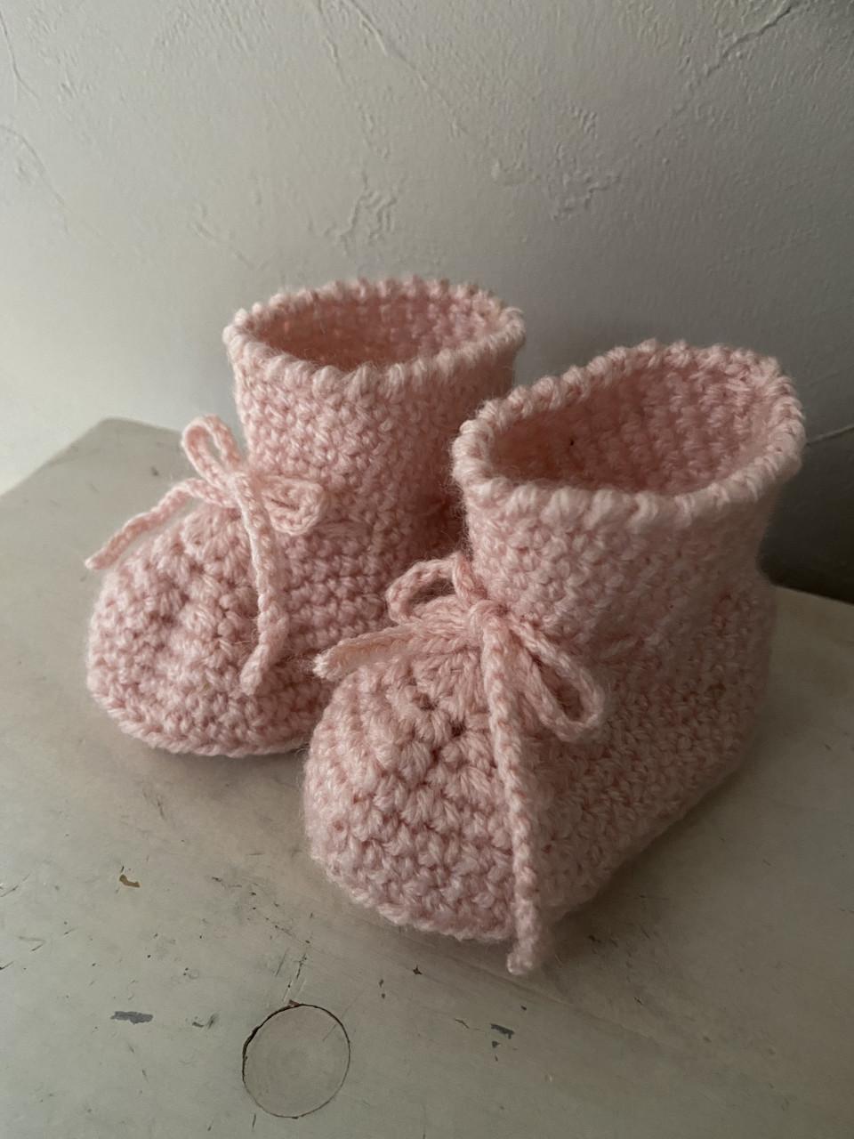 Nieuw: schattig gehaakte babyslofjes