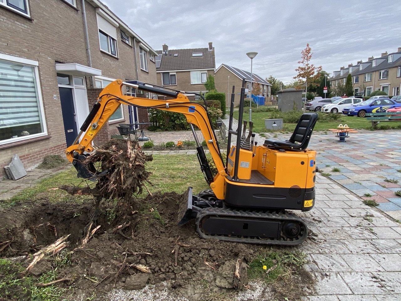 Machinist met Minigraver voor uw werkzaamheden!