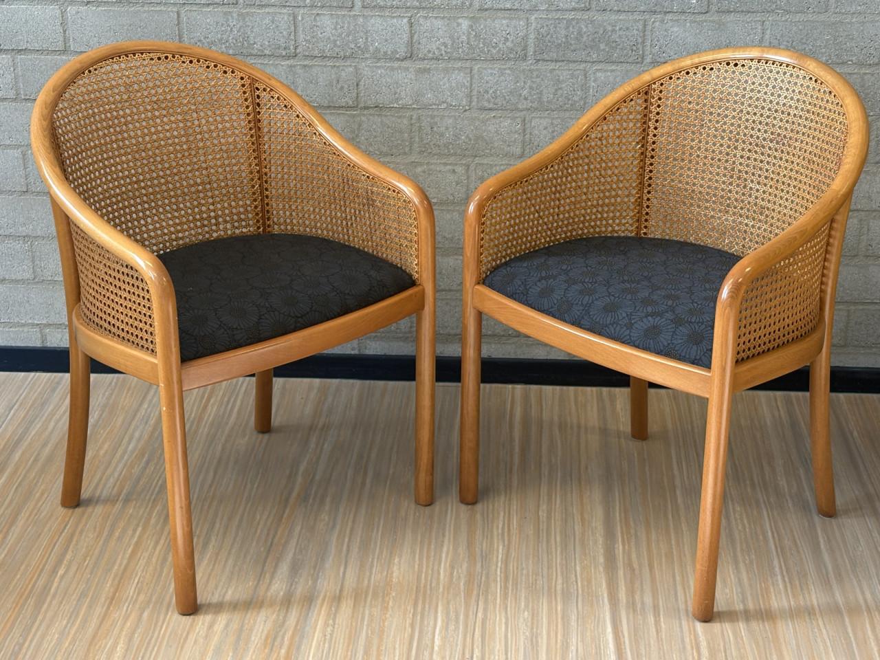 2 vintage beukenhouten armstoeltjes met fijn gevlochten webbing-rugleuning