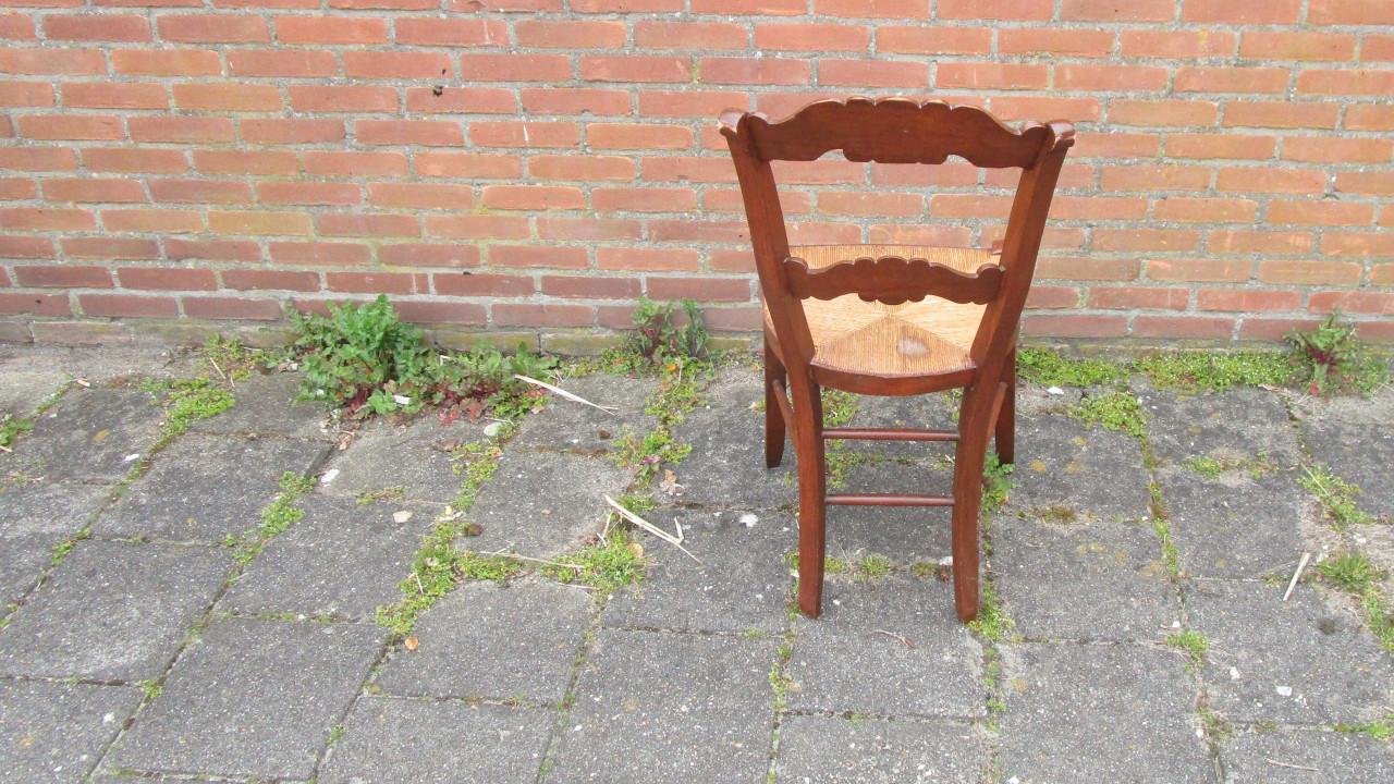 Antieke houten stoel met rieten zitting