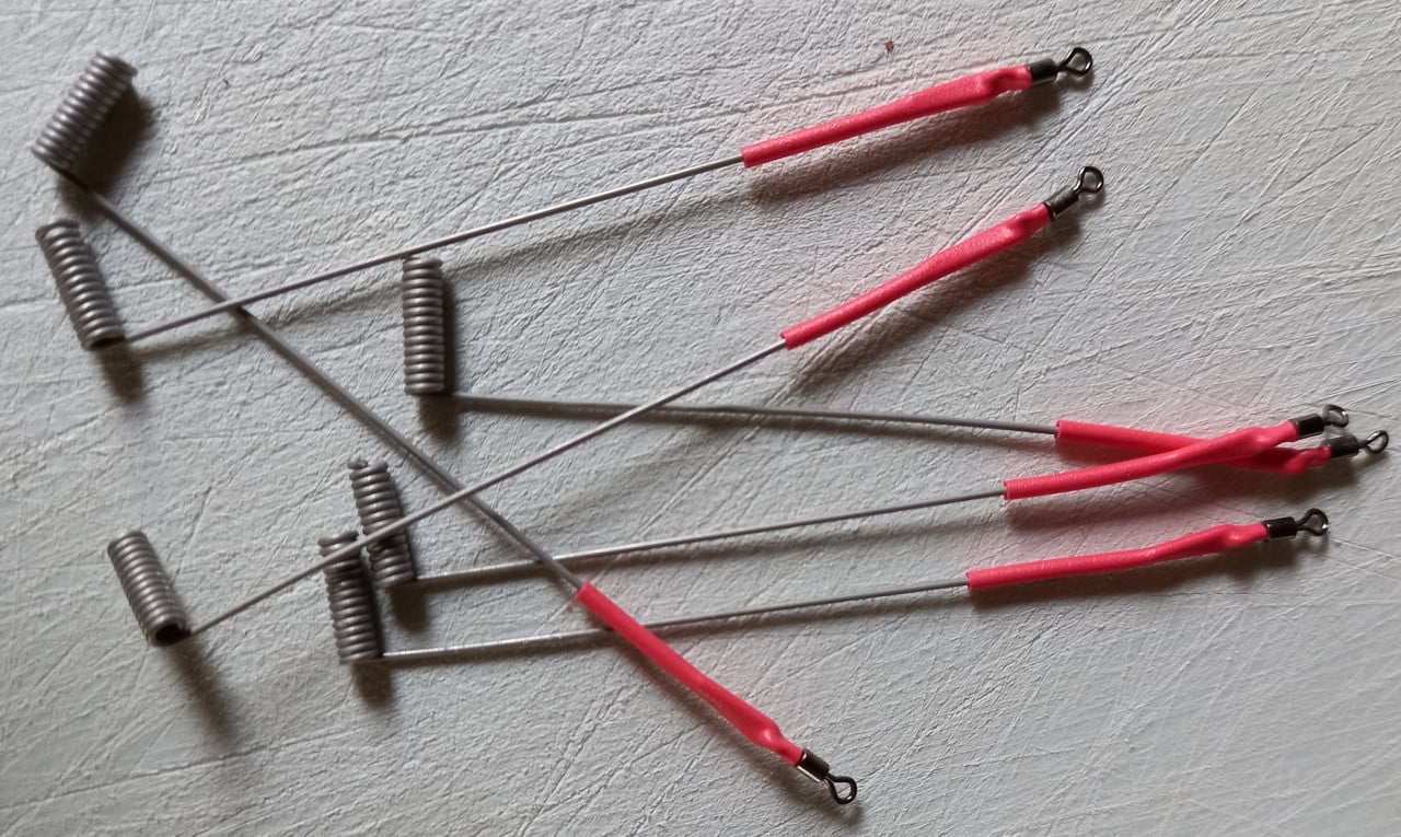 Kleine verenstaal afhouders afgemaakt met rood ,geel krimpje