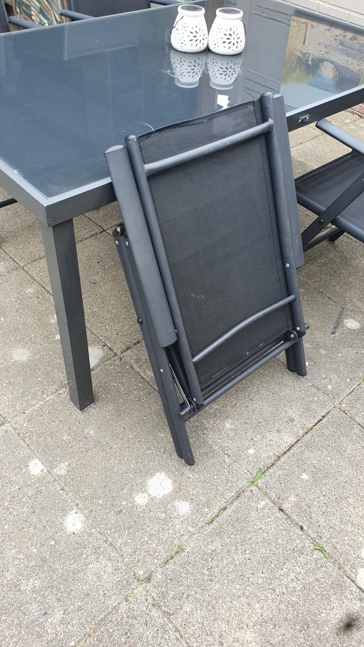 Vier keurige lichtgewicht stoeltjes, weinig tot niet gebruikt. mat zwart.