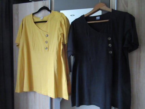 2 T-shirts, geel en zwart, zo goed als nieuw.