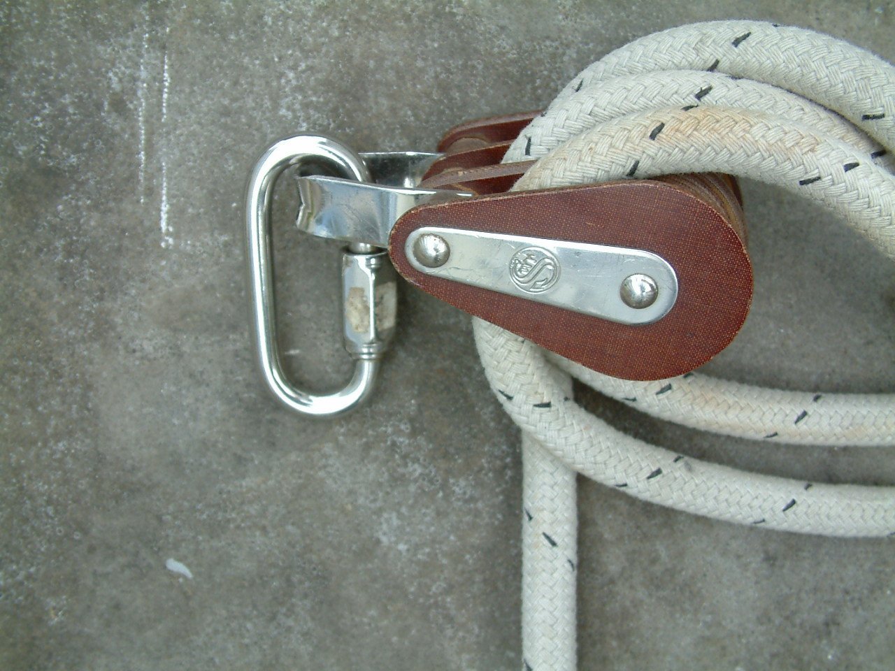 Schoot 16 meter 12 mm met katrollen 3 schijfs en rvs 2 schijfs met hondsvot