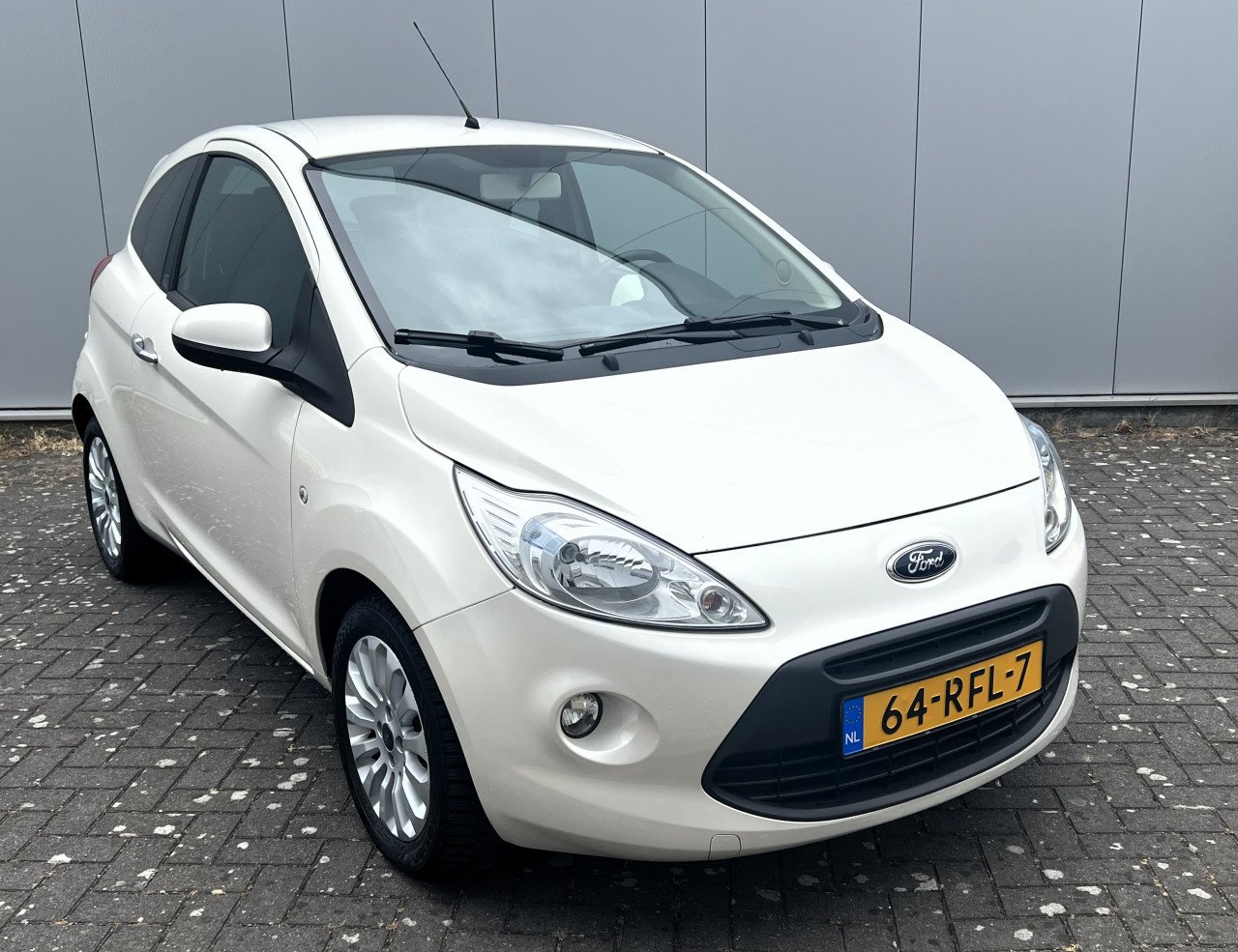 Ford Ka Titanium Parelmoer bouwj. 5-2011 met NAP logisch