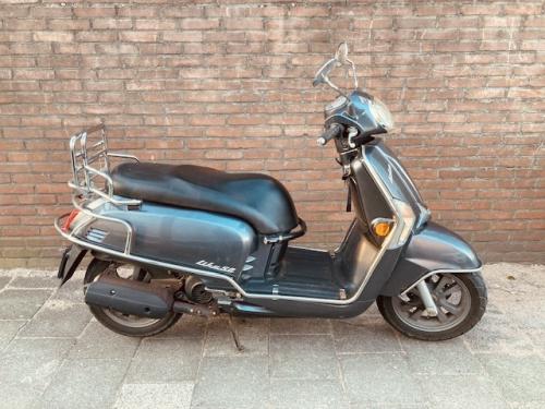 MOOIE KYMCO LIKE 45 KM BROMSCOOTER ! BOUWJAAR 2012