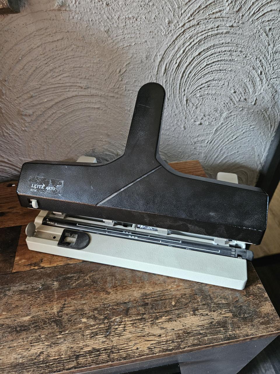 Leitz Akto 5114 perforator - Vintage kantoorartikel