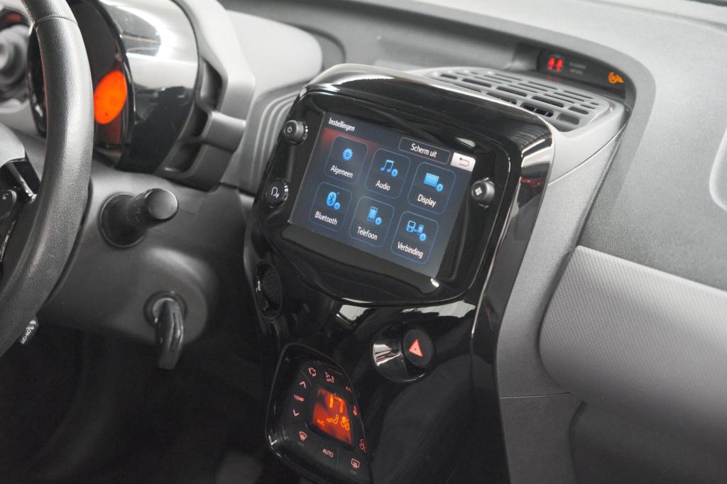 Peugeot 108 1.0 e-vti allure | camera | climate control | dab+ | 15 inch li