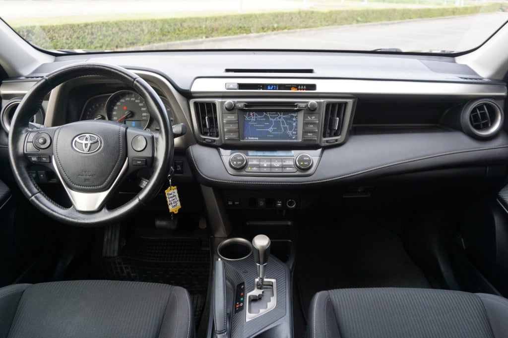 Toyota Rav4 2.0 dynamic 4wd - automaat- airco / navi / cruise / elektr. ram