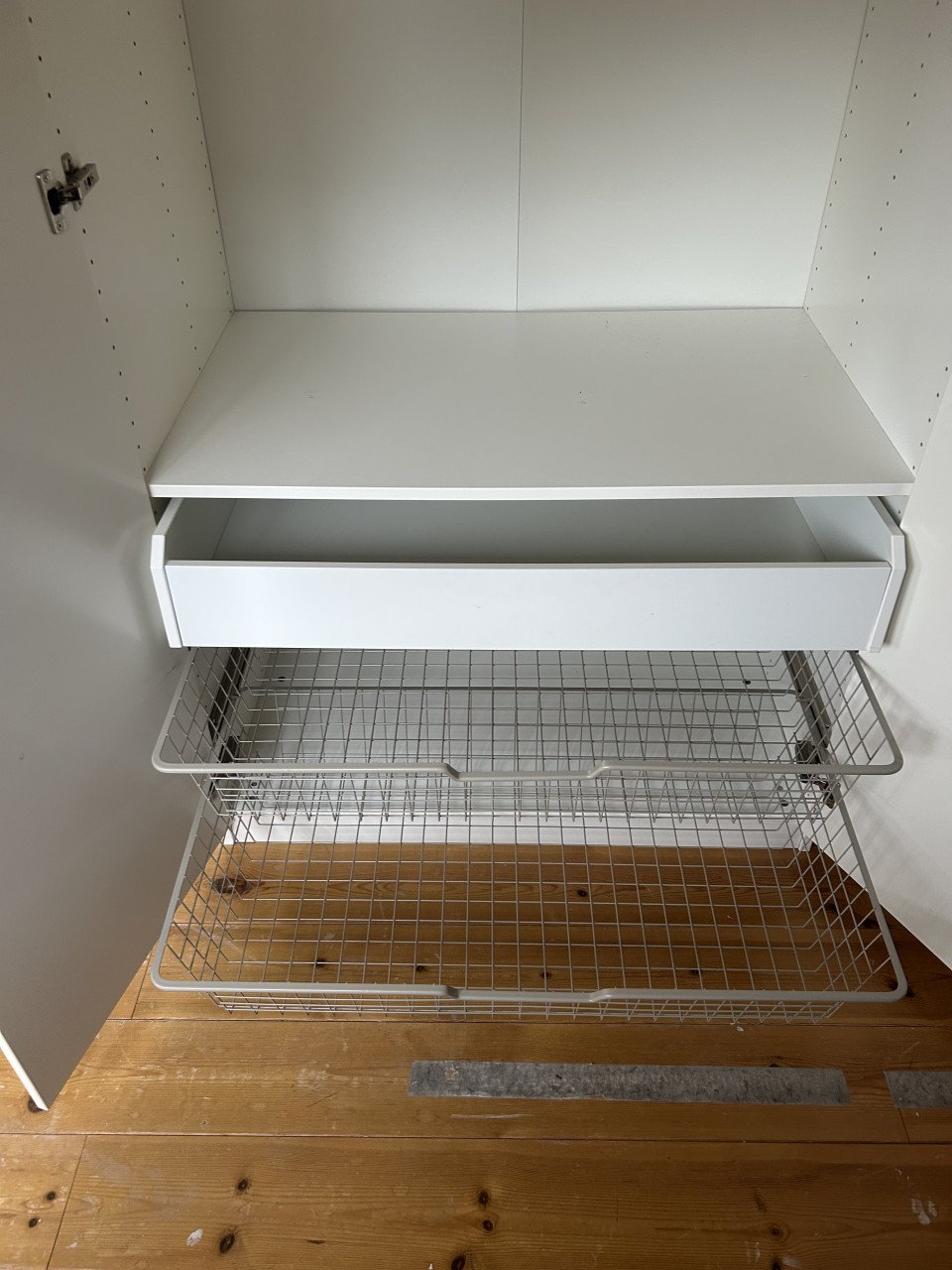 Witte kast van IKEA Gereserveerd