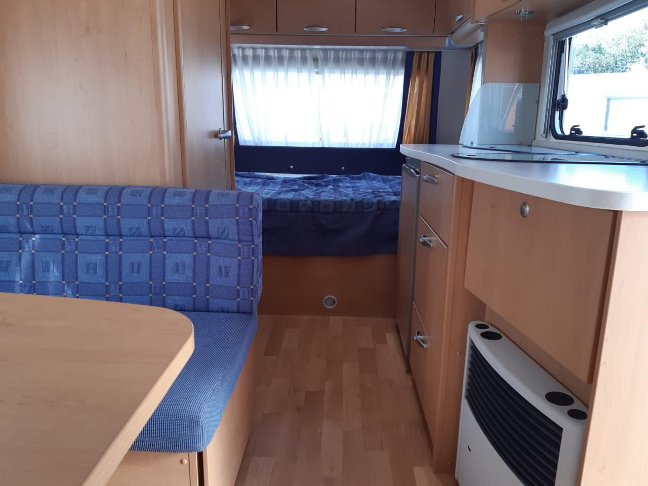 Zeer goed onderhouden en complete KNAUS 420QD Sudwind caravan te koop.