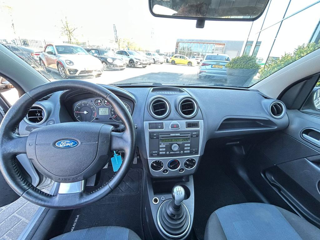 Ford Fiesta 1.3-8v futura * airco * trekhaak * l.m. velgen * e.l. ramen