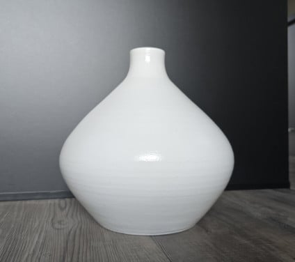 Witte vaas (circa 30 x 30 cm)