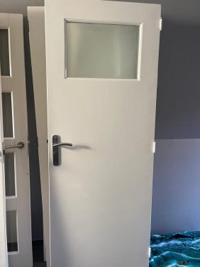 5 witte, houten deuren