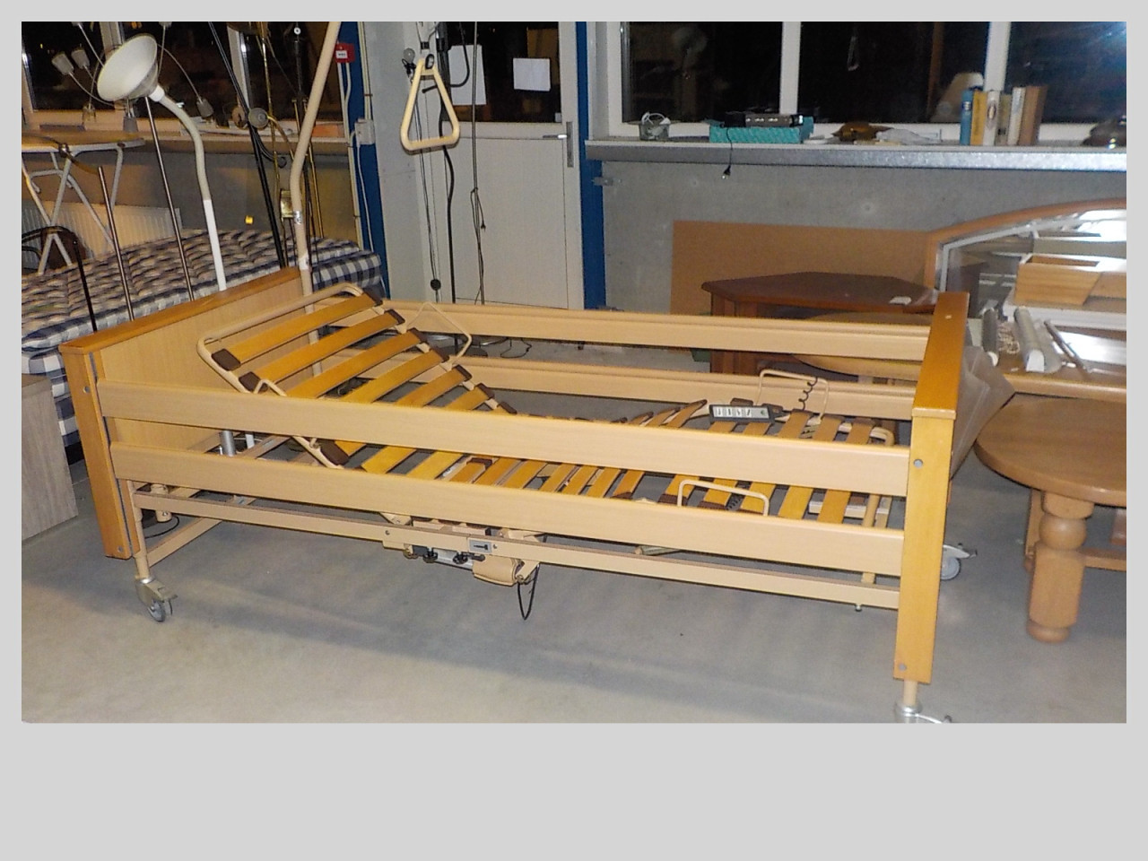 Elektrisch hoog/laag ledikant met papegaai op wielen 90 x 200 cm