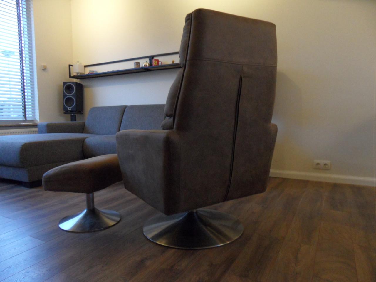 TE KOOP; Hoekbank en fauteuil.