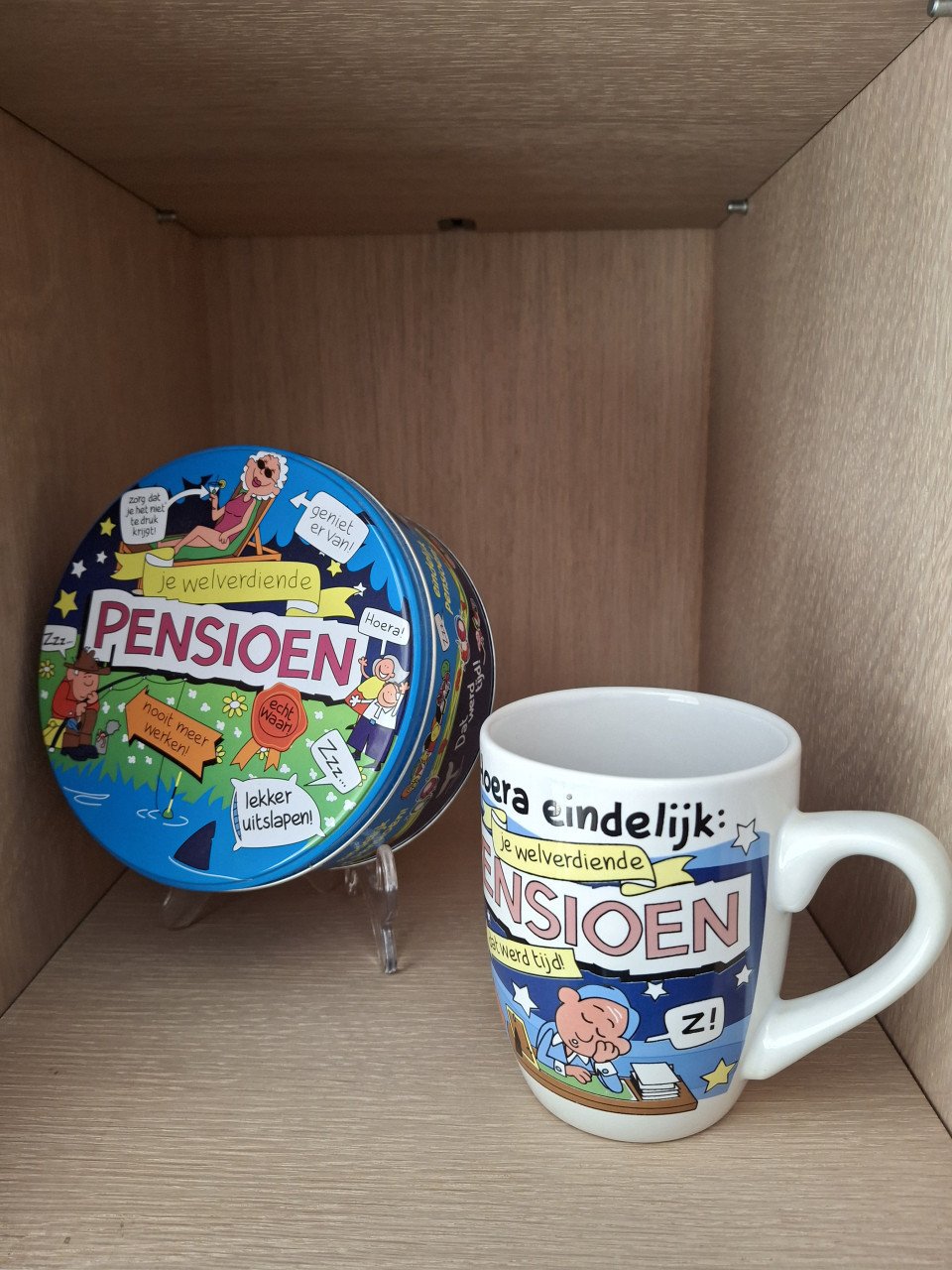 Beker en koektrommel "Pensioen"