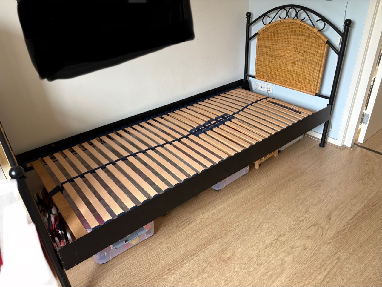 Bed, zwart metaal met rotan
