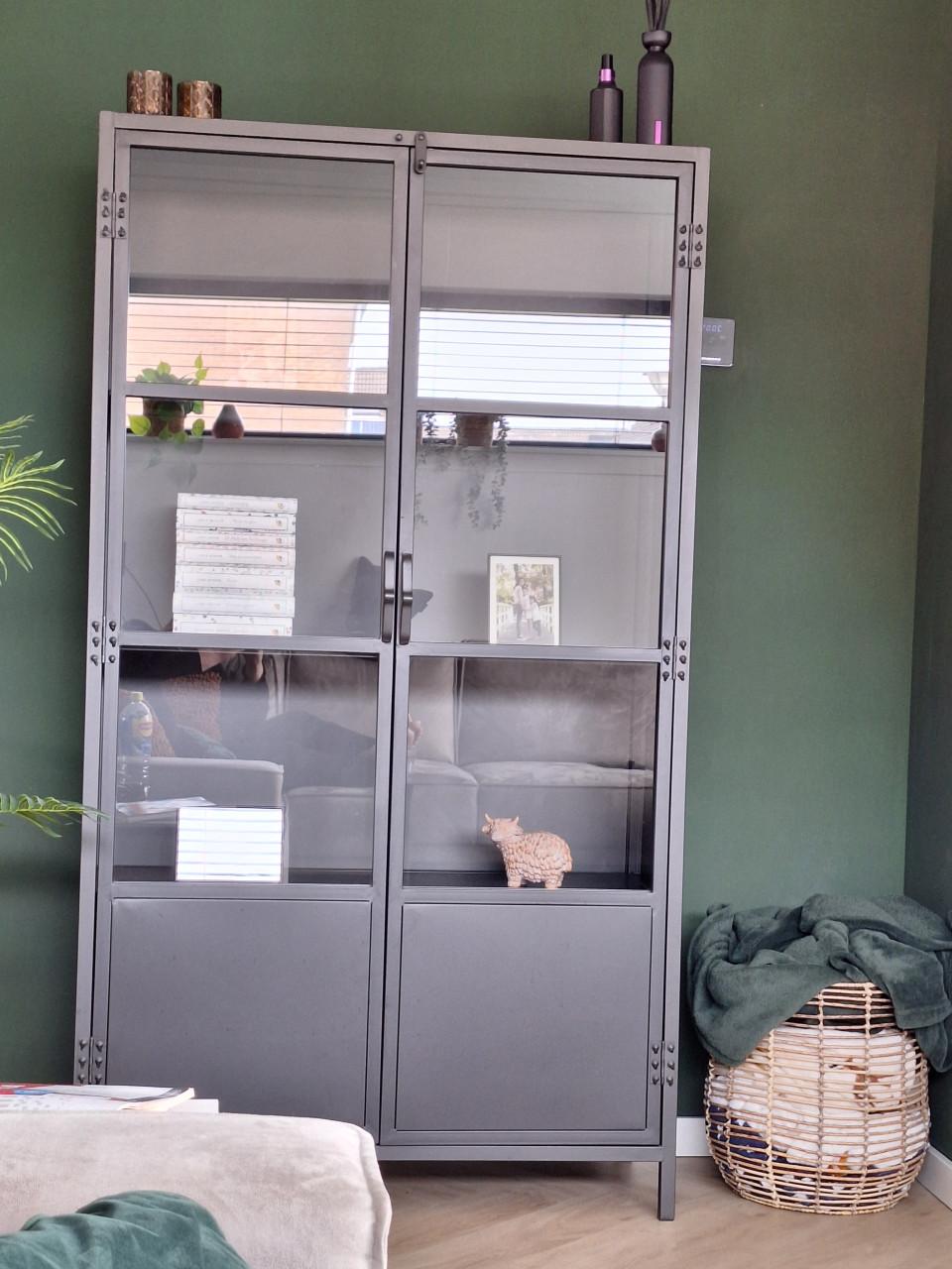 Te koop: zwart, metalen vitrinekast!