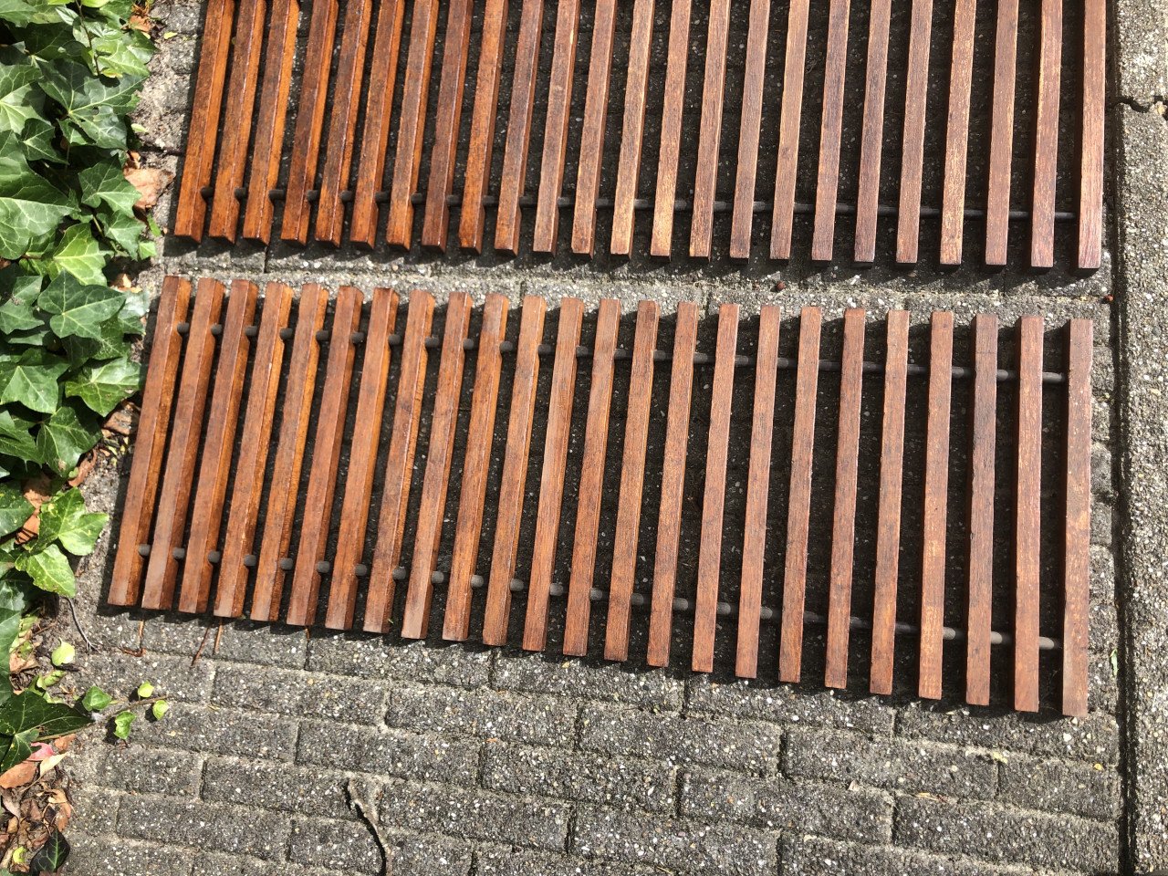 Houten convector rooster teak en raamkozijn meranti