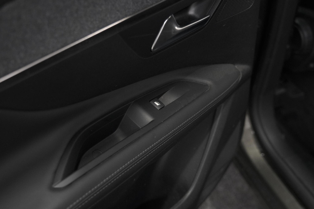 Peugeot 3008 puretech 130 eat6 allure | camera | navigatie | apple carplay 