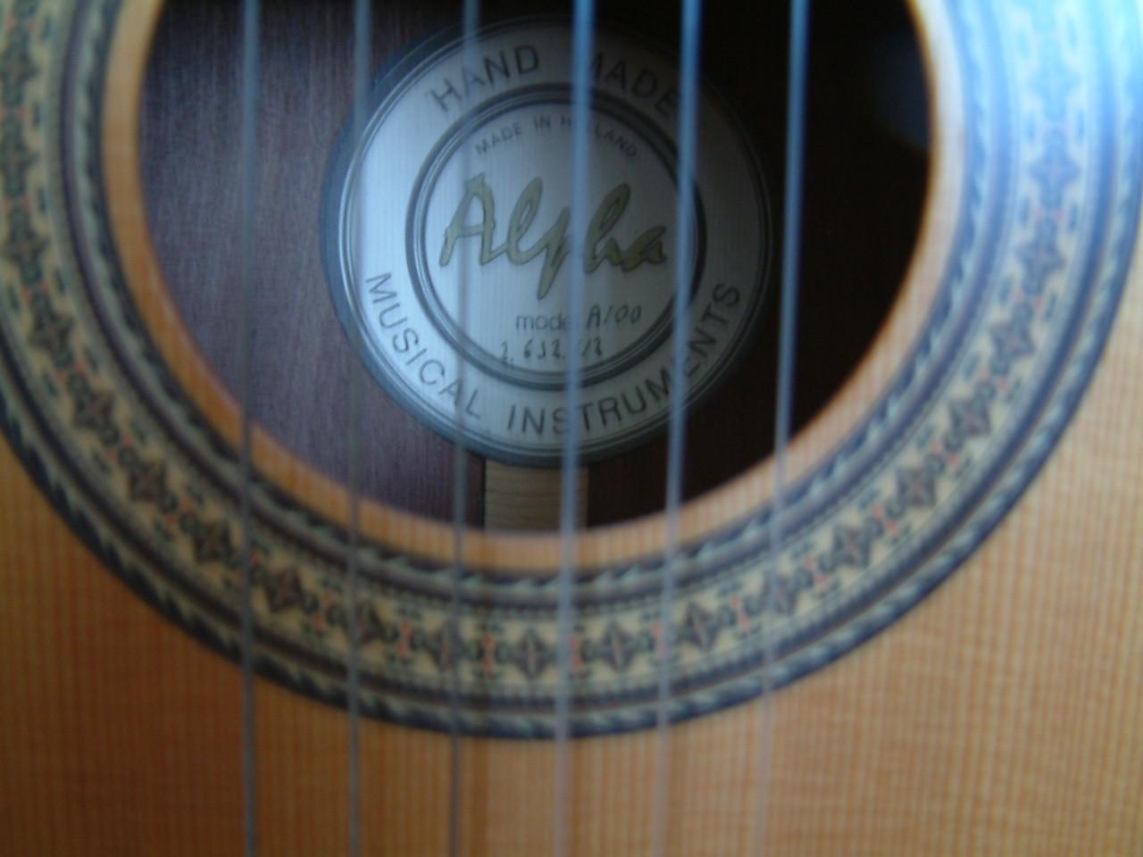 Klassiek Alpha gitaar 1973  NL  gebouwd onder  De Martin gitaar bouwers