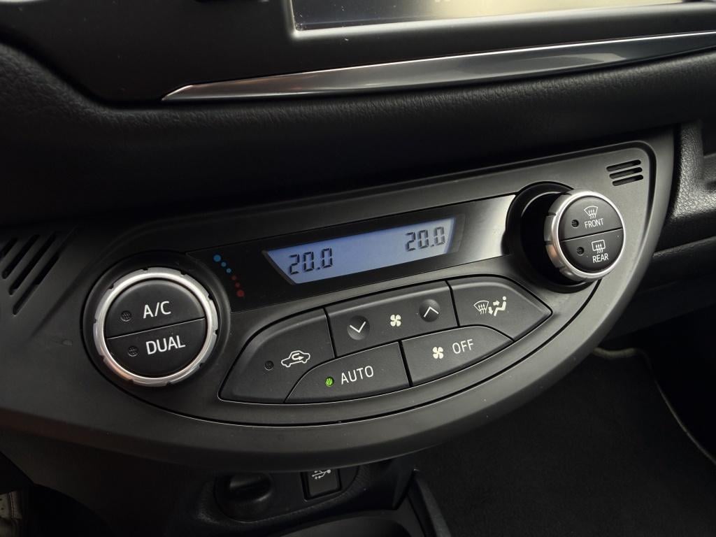 Toyota Yaris 1.5 hybrid - luxe y20 uitvoering - parelmoer wit -