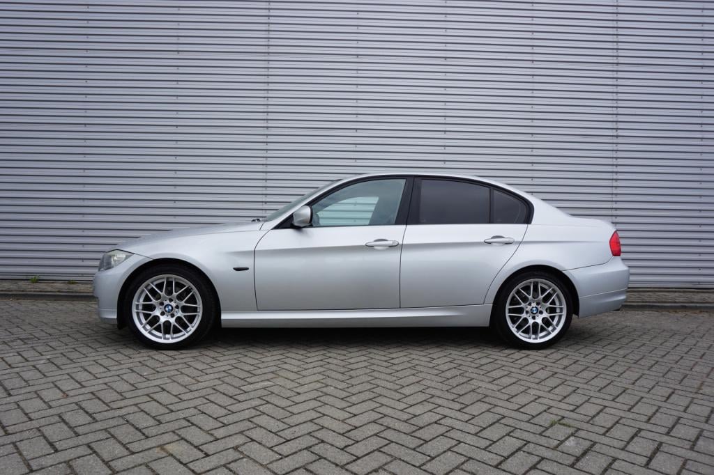 BMW 3-serie 316i business line airco / navi / cruise / carplay / parkeers. 