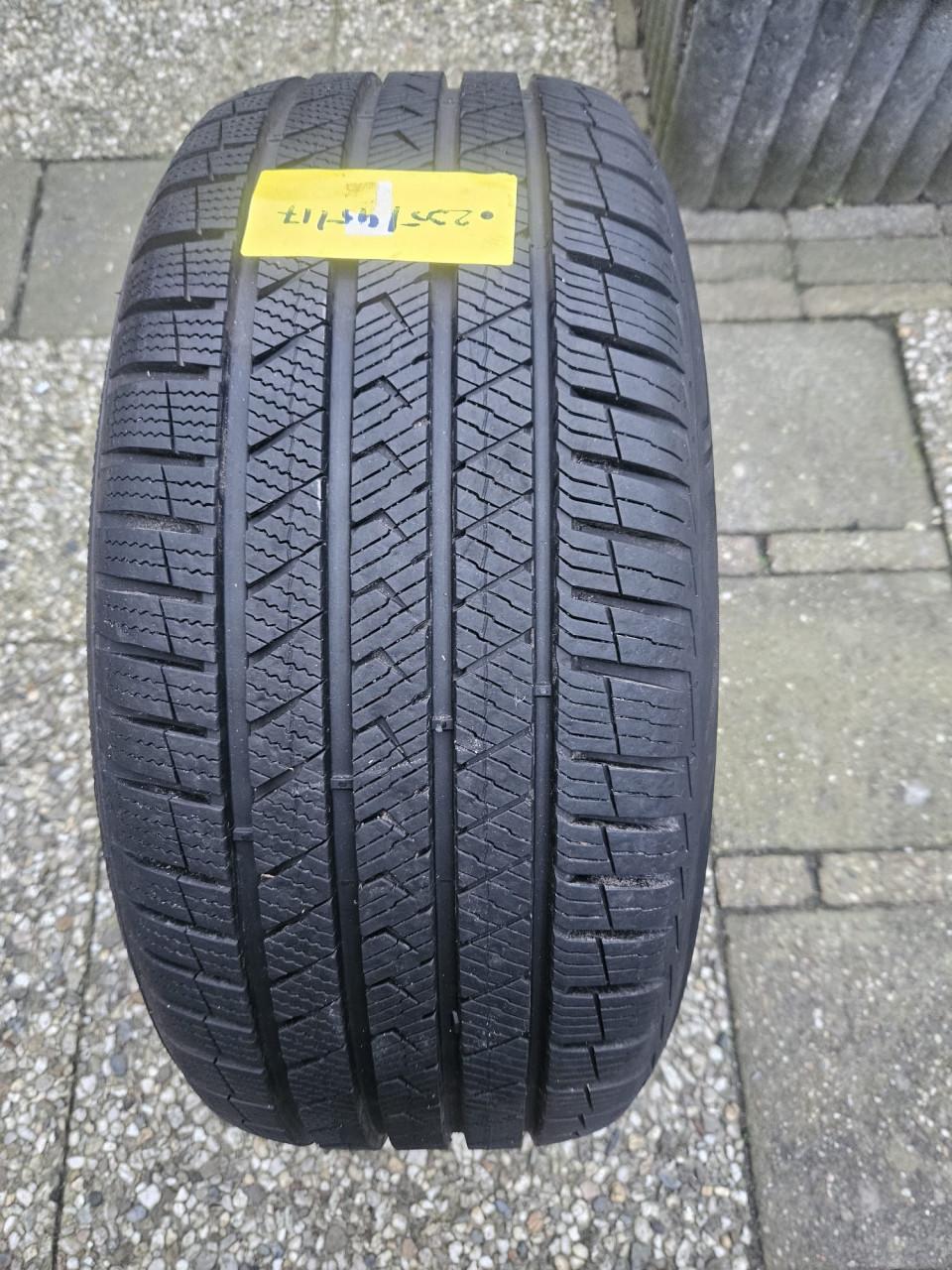 Vredestein All-Season banden 235-45-17