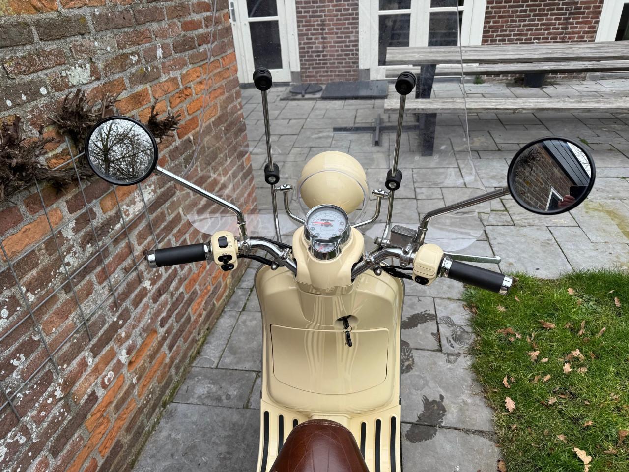 Hele mooie Vespa Piaggio c38, bruin lederen zadel uit 2010