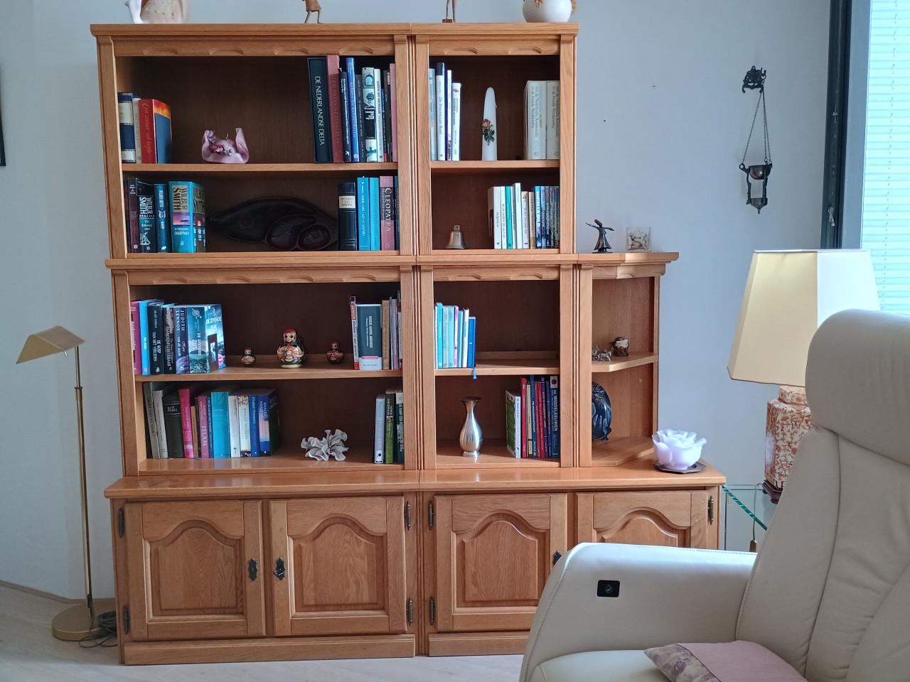 Te koop: licht eiken boeken- / wandkast