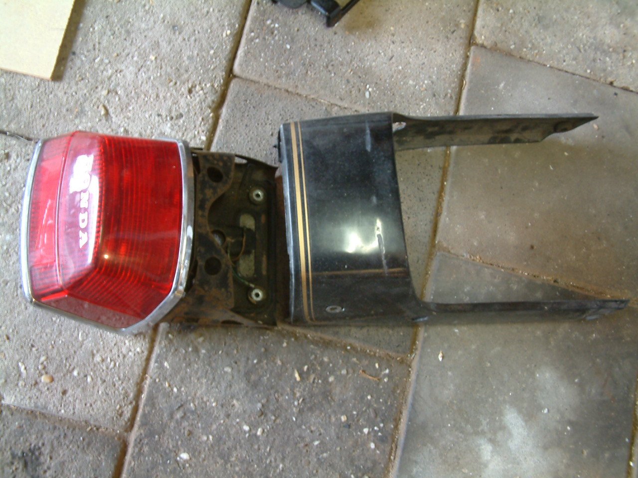 Achterlicht honda k 750   22,50  euro en honda bol dor achterlicht  29,50