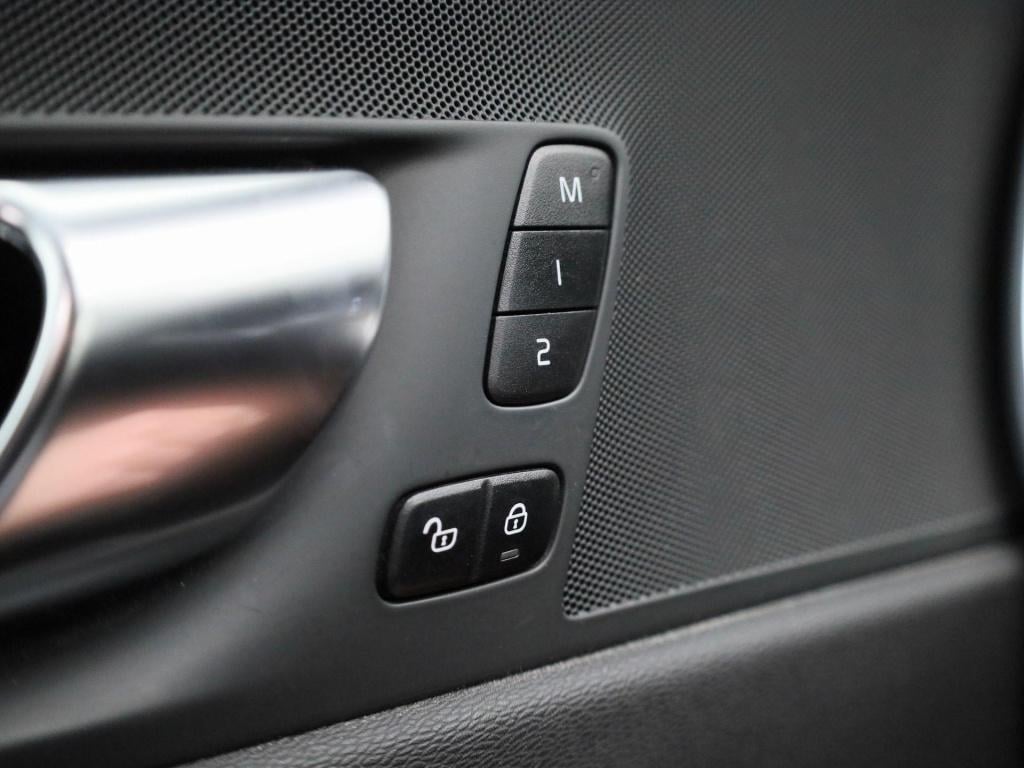 Volvo XC60 t6 recharge geartronic r-design automaat | panorama dak | naviga