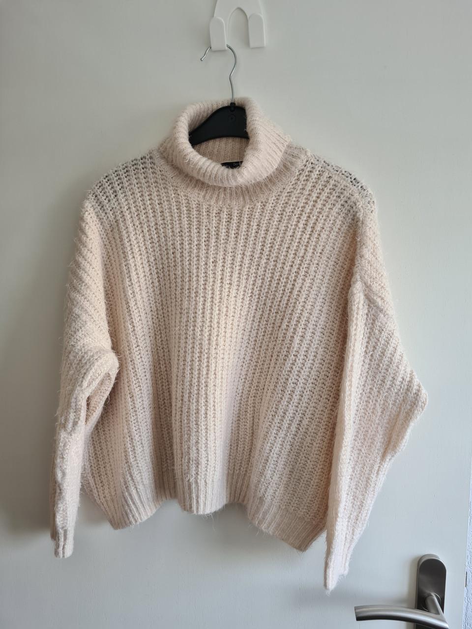 Bershka  zachte warme ecru , licht beige koltrui  Maat M