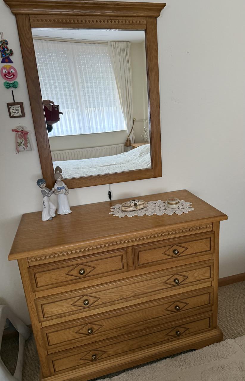 Zeer goede staat. Compl Eikenh slaapkamer. 1 elekt bed. Niets beschadigd.