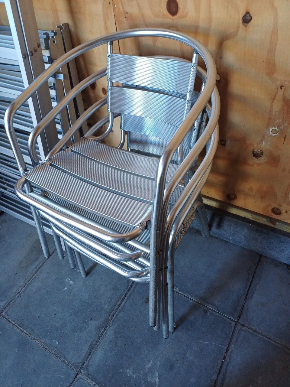 4 metalen buitenstoelen met grijze zitkussens. Afhalen in Goes