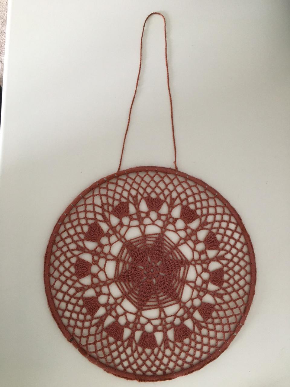 Raamhanger, bruin gehaakt Op metalen ring