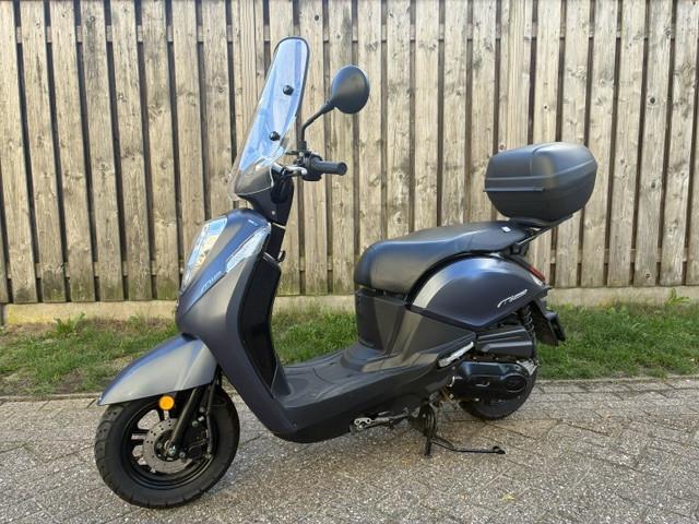 PRACHTIGE SYM MIO 50i EURO5 SNOR SCOOTER BOUWJAAR 2022 ALS NIEUW !