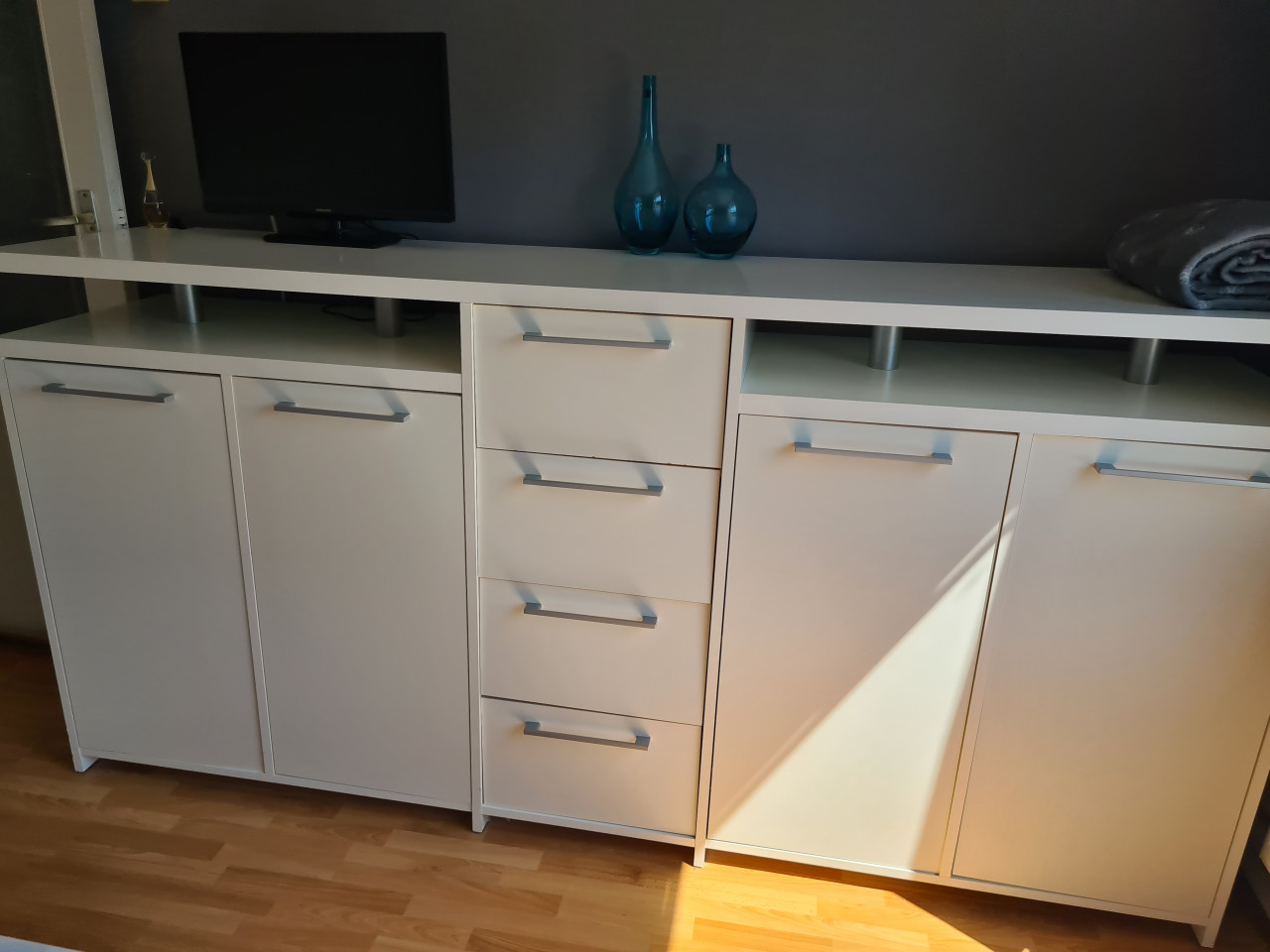 Mooi groot dressoir (bieden) z.s.m. weg