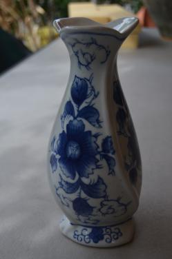 Fraai blauw / wit aardewerk vaasje in prima staat